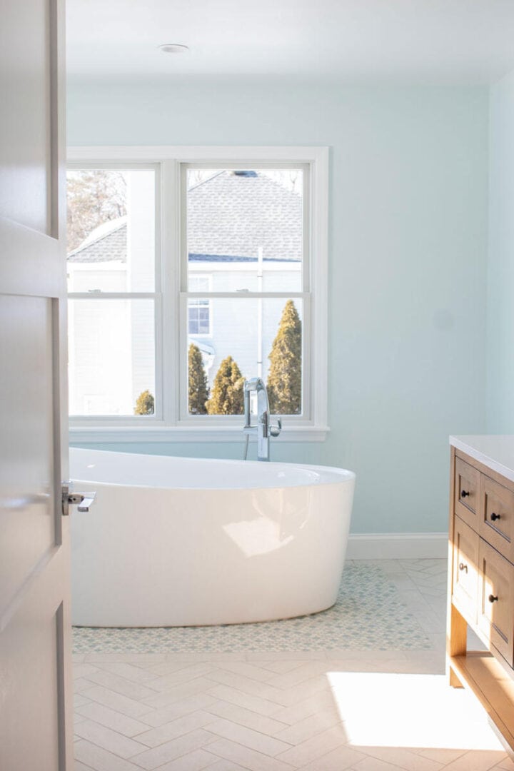beachy-bathroom-ideas-remodeling -bathroom tub surround tile ideas in a coastal style bath
