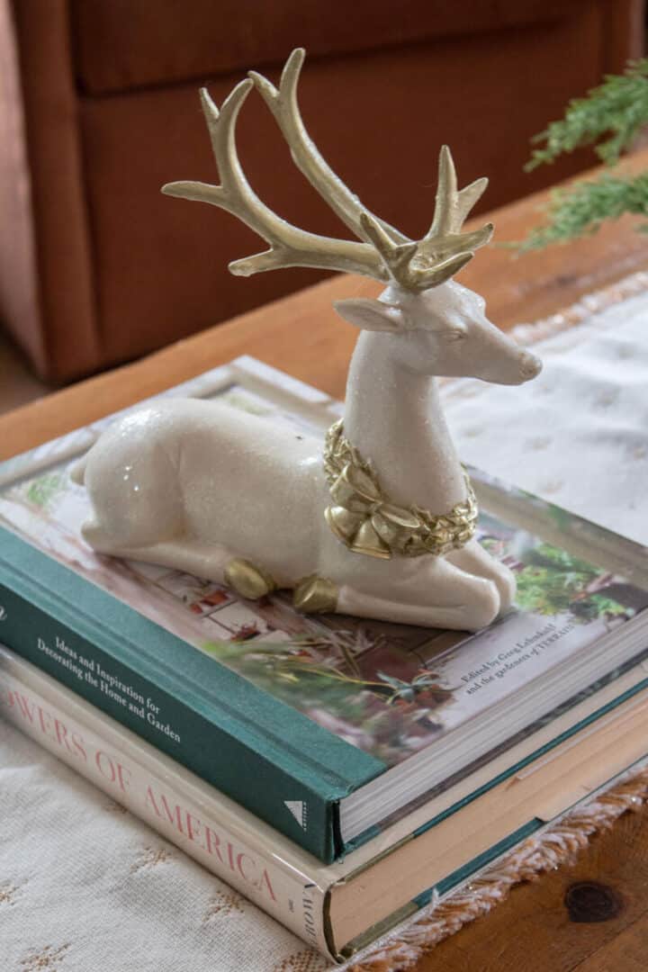 coffee-table-Christmas-decor