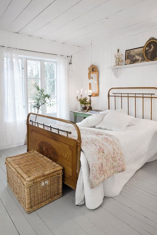 cottage-bedroom-vintage-bed cottage-bedroom-vintage-bed