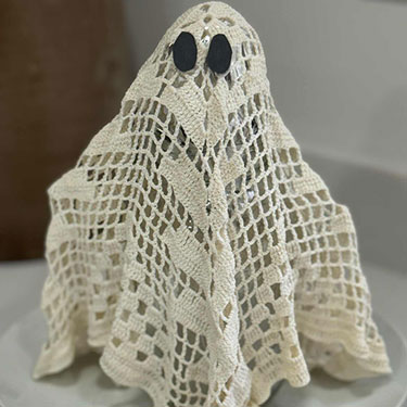 DIY Halloween Ghosts With Vintage Doilies