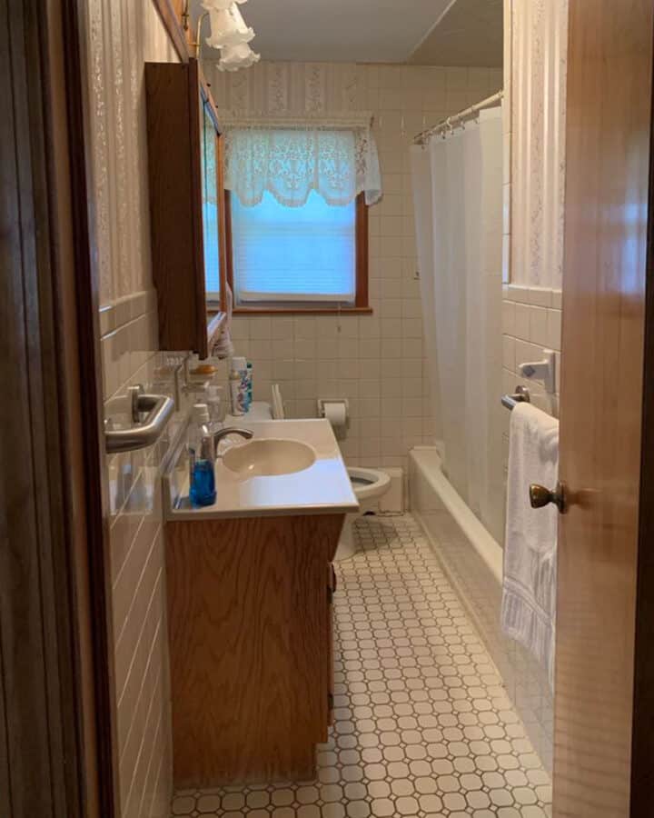 small-bathroom-before-renovation-720x900-1 small-bathroom-before-renovation