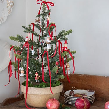 Mini Christmas Tree With VIntage Wooden Ornaments – The Honeycomb Home