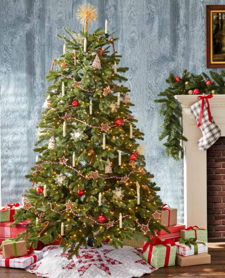 gingerbread-decorated-tree