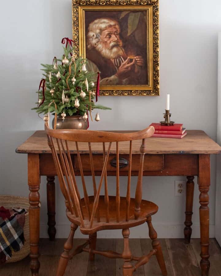 Small-Christmas-tree-on-desk