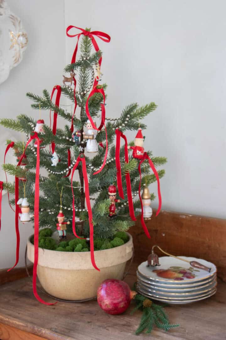 small-Christmas-tree-with-vintage-ornaments