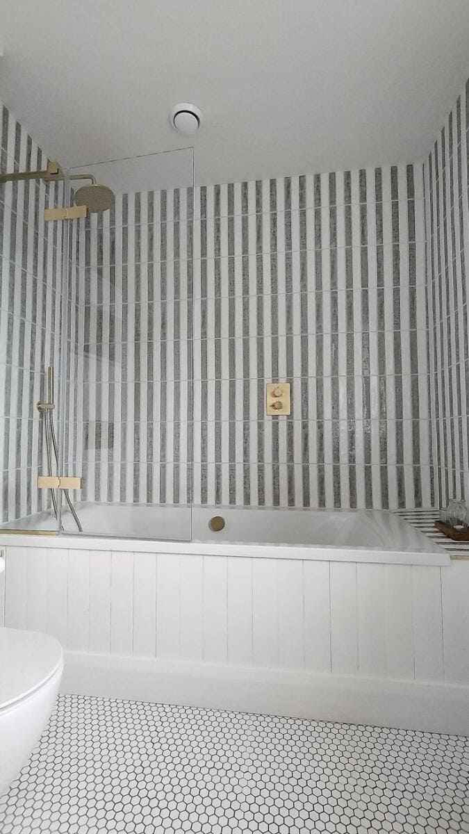 striped-tile-pattern-in-shower striped vertical tile in shower black and white